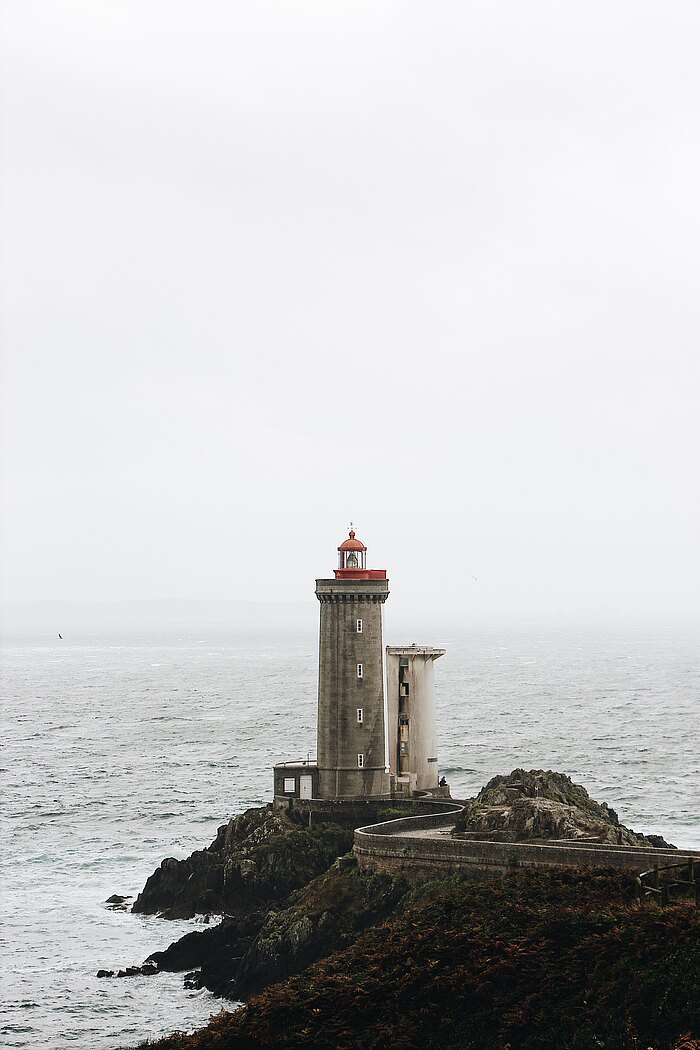 Ein Leuchtturm an der Felsenküste
